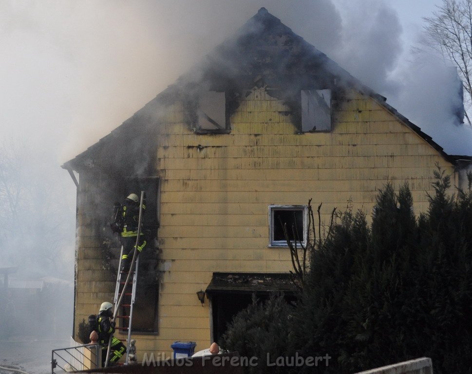 Haus komplett ausgebrannt Leverkusen P26.JPG